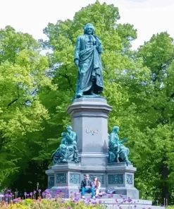 Statue of Linnaeus in Humlegarden paint by number